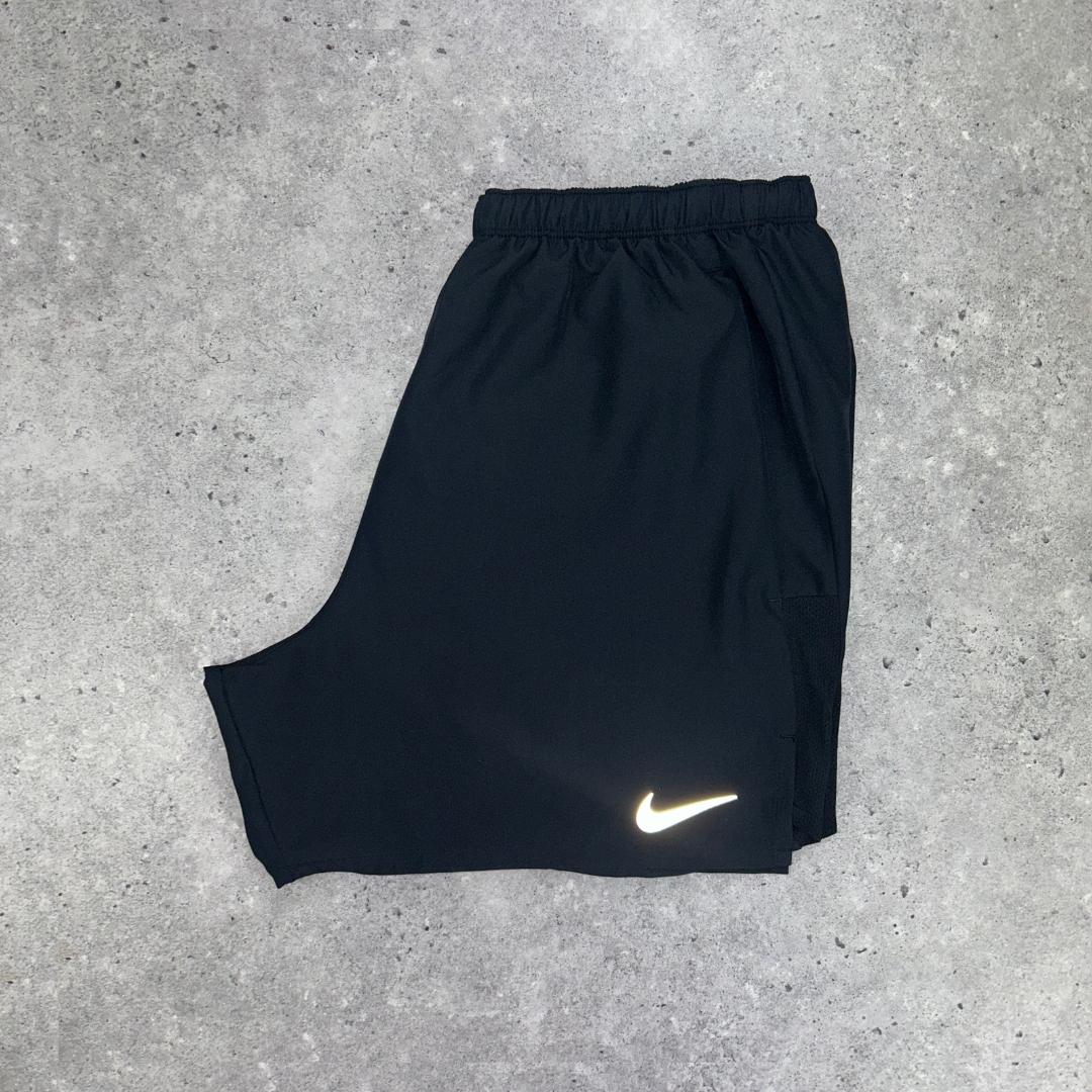 Nike challenger 13cm shorts 'black'