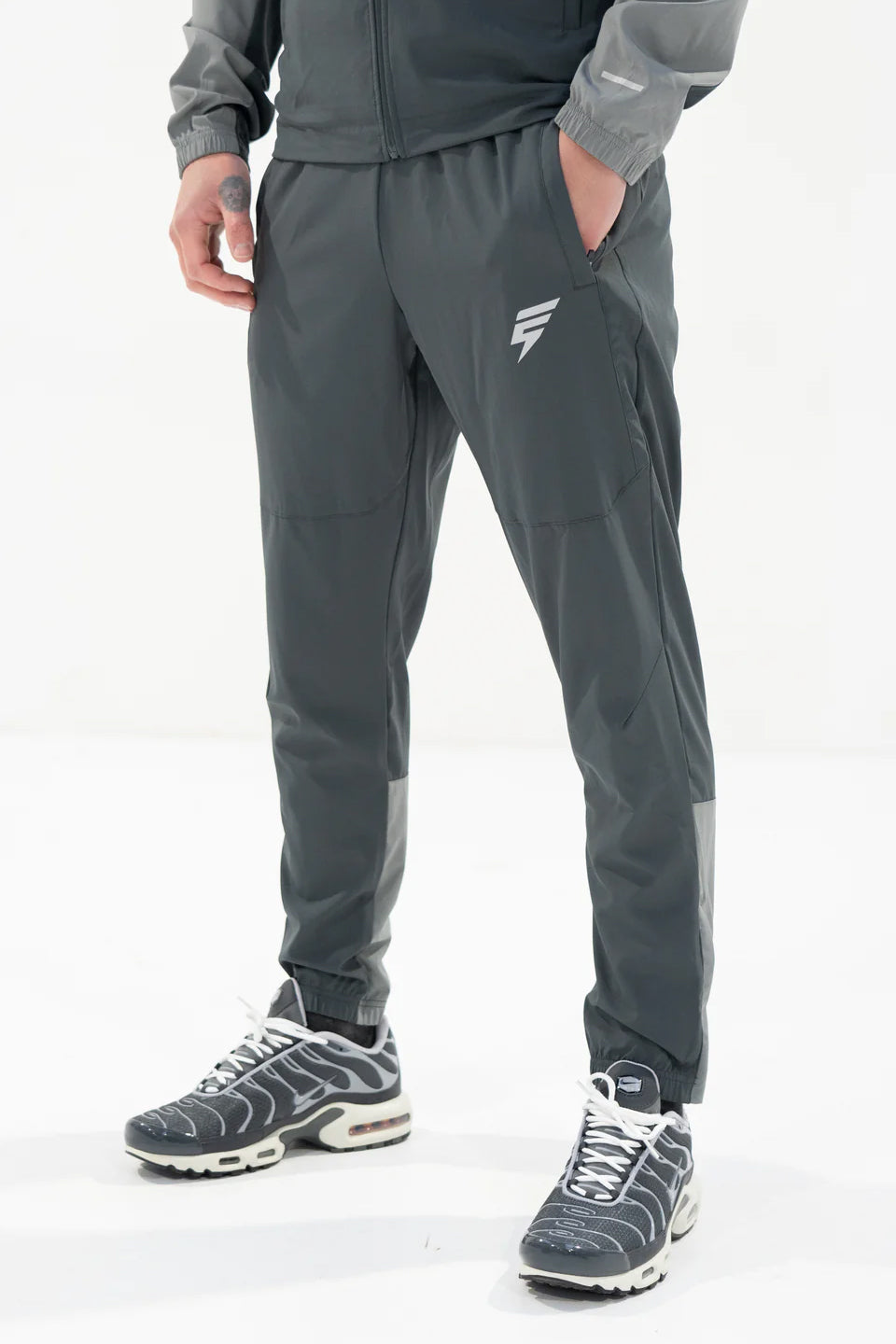 Elude track pants 'coal/light grey'