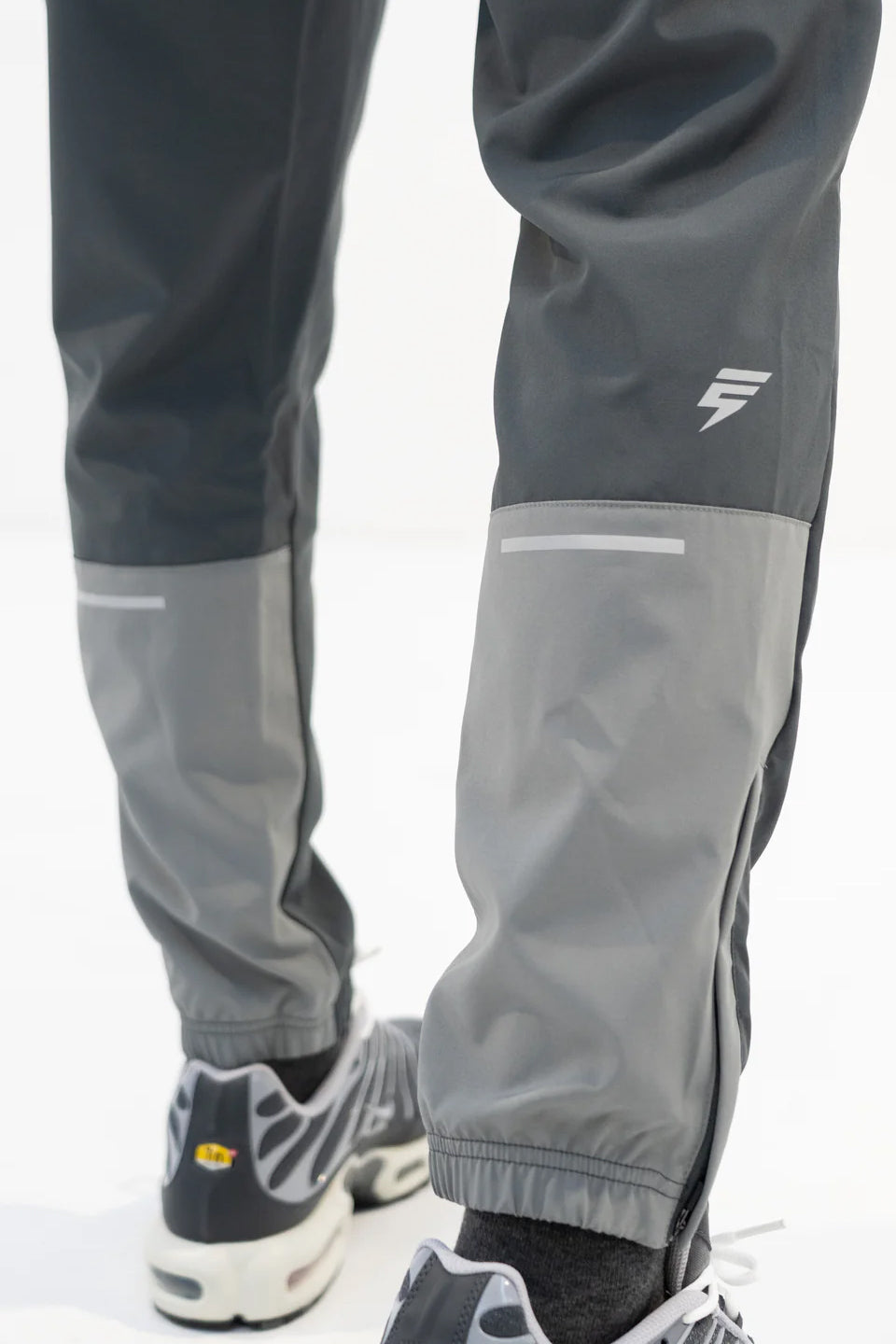 Elude track pants 'coal/light grey'